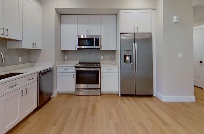 Building Photo - 104 Warren St Unit 6