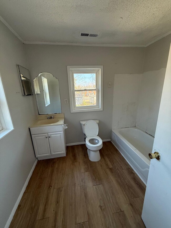 Photo - 1703 Singleton St