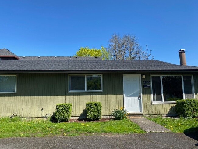 Building Photo - KENTON TRIPLEX- OFF STREET PARKING Unit BB 3133 N Russet