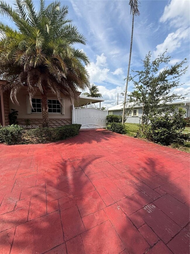 Building Photo - 1585 W 53rd St