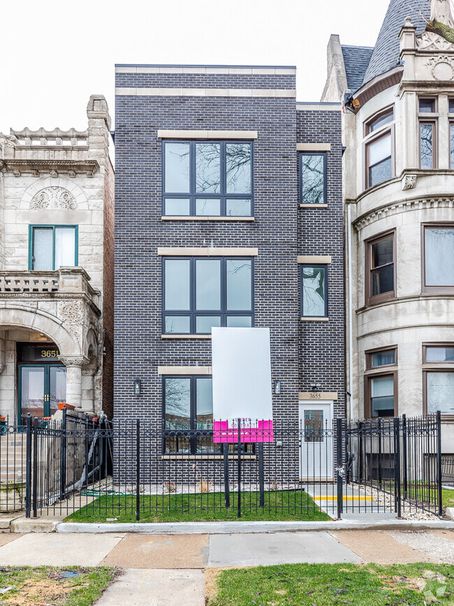 Building Photo - 3655 S Michigan Ave Unit 1 Rental