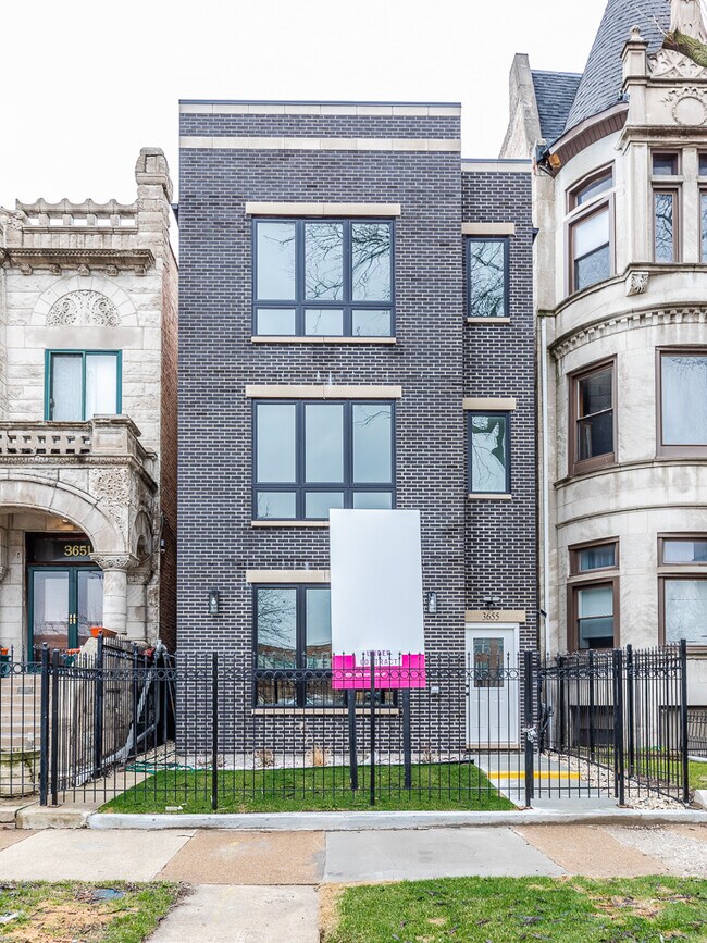 Building Photo - 3655 S Michigan Ave Unit 1 Rental