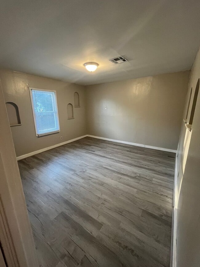Photo - Beautiful upstairs 3 bed 1 bath apartment ...