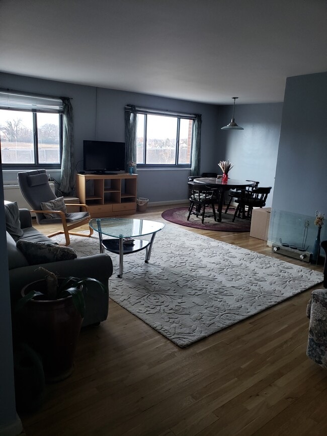 Sala y comedor. - 1300 S Arlington Ridge Rd Unidad #606 - Arlington Ridge