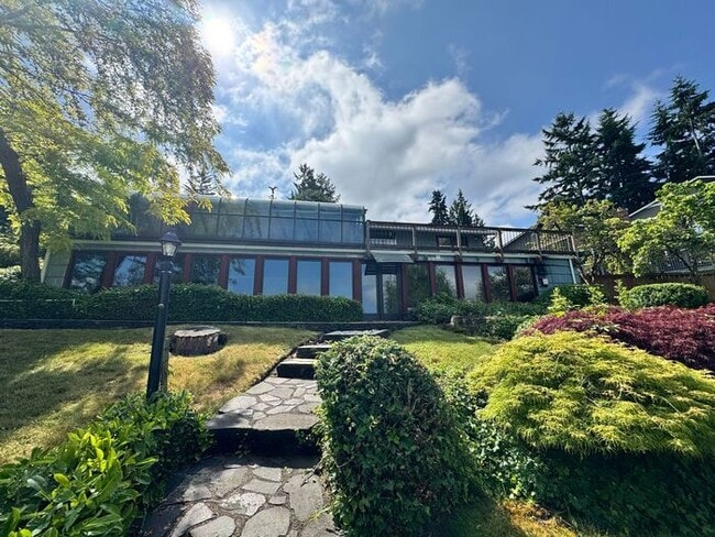 Building Photo - WATERFRONT Gravelly Lake Large 4 Bedroom H... Rental