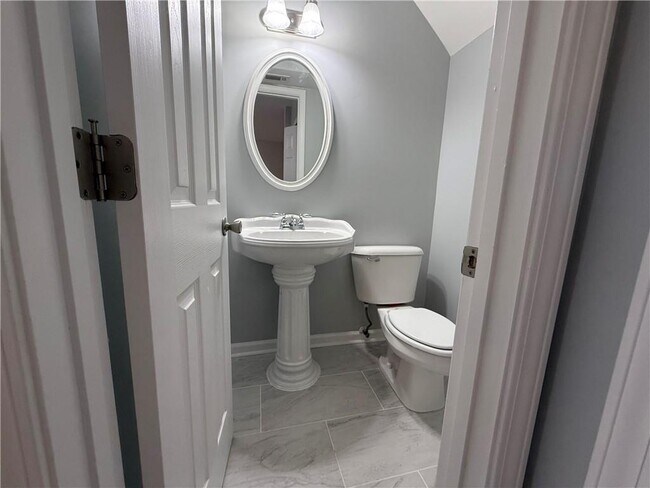 Photo - 910 Summer Pl NW