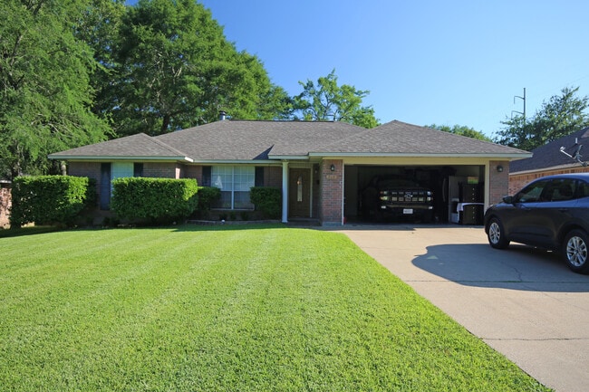 Building Photo - 704 Tom Temple Dr Rental