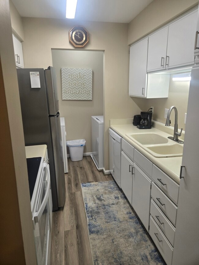 Kitchen - 110 Heywood Rd Unit Arden condo