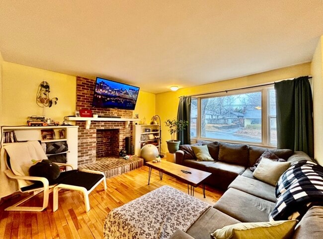 Photo - 2 Bedroom Basement Apartment for Rent – Available July 20th Unité 1