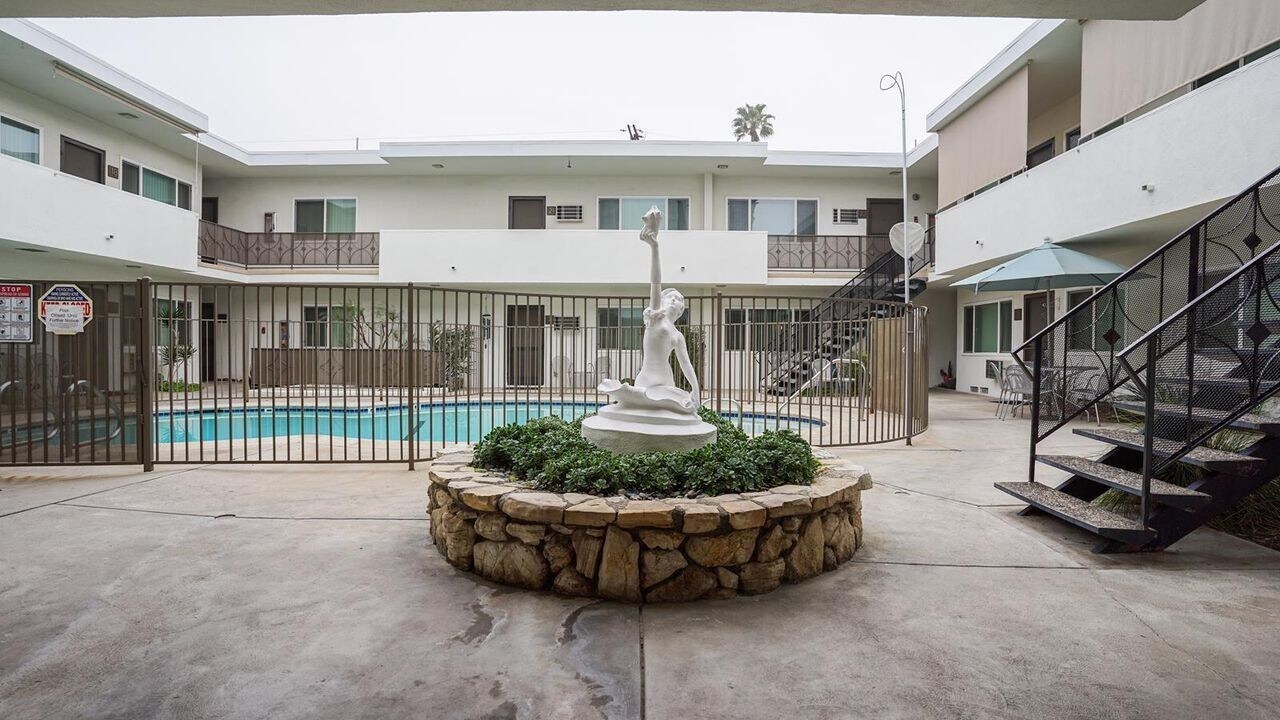 Photo - Beverly Arms