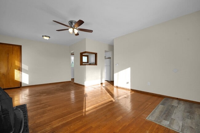 Photo - 995 Wiltshire Rd