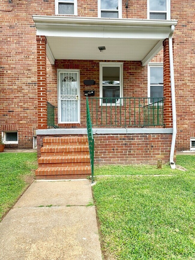 Building Photo - 3 Bedroom Home