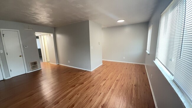 Building Photo - 1 Bedroom Apartment Unit 48 A