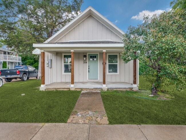 Building Photo - Welcome to Your Ideal Home: 3-Bedroom, 2-Bath Gem Near UNT and Downtown!