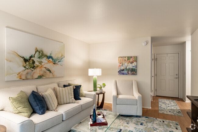 2BR, 1BA - 850SF