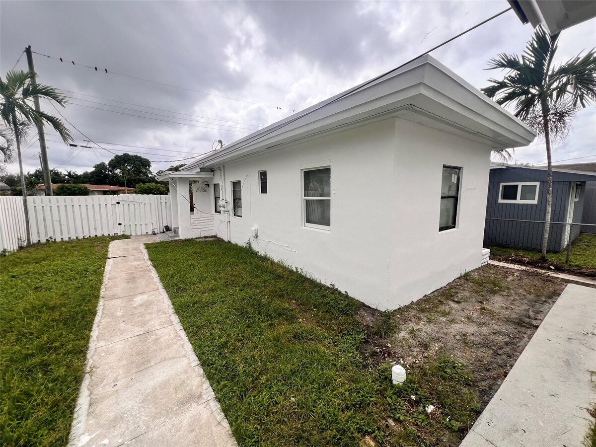 Photo - 612 NW 6th Ct