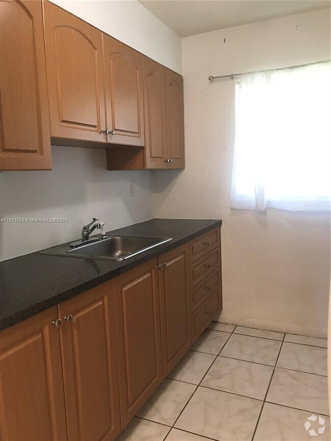 Building Photo - 2450 NE 188th St Unit 2452 Rental