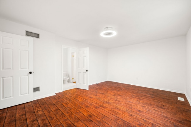 Photo - 302 Pinebrooke Cir