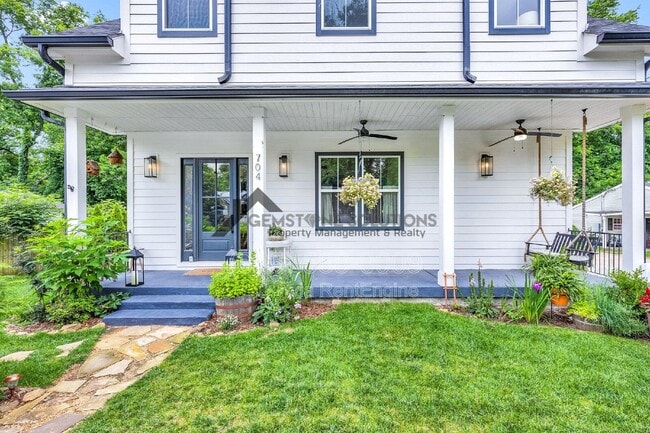 Photo - 704 West End Cir