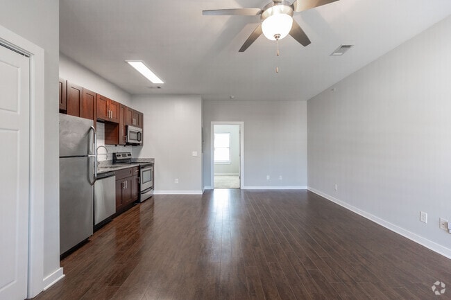 1BR, 1BA - Madison - 637-680SF - Living Room