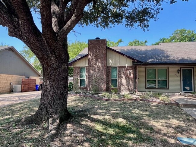 Building Photo - Cute 1-story duplex in a quiet, family-friendly neighborhood off Glade Road in the desirable Grap...