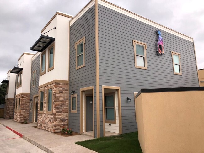 Building Photo - 2206 E US Highway 281 Unit B-13 Rental