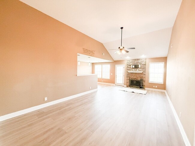 Photo - 3 Bedroom 2 Bathroom home! Large Fenced in Backyard!