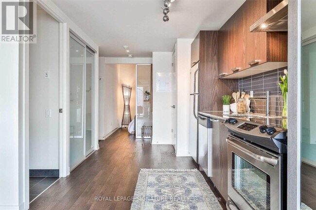 95 Bathurst St Unit 819