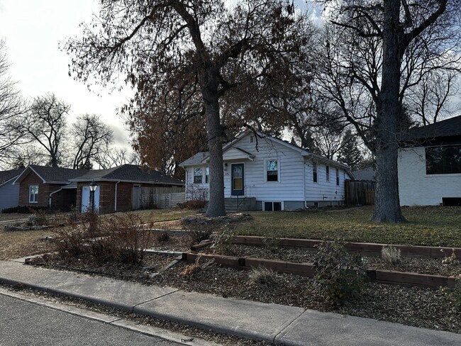 AVAILABLE NOW! "Charming 3-Bedroom Oasis with 2 Full Baths in the Sunset Neighborhood!"