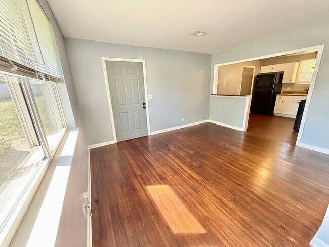 Building Photo - 2 Bedroom in Time for Fall! $1450 Rental
