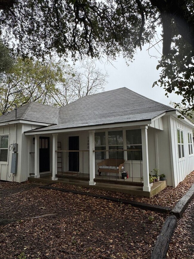 Photo - August Move-In! Charming 2/1 house near Do...