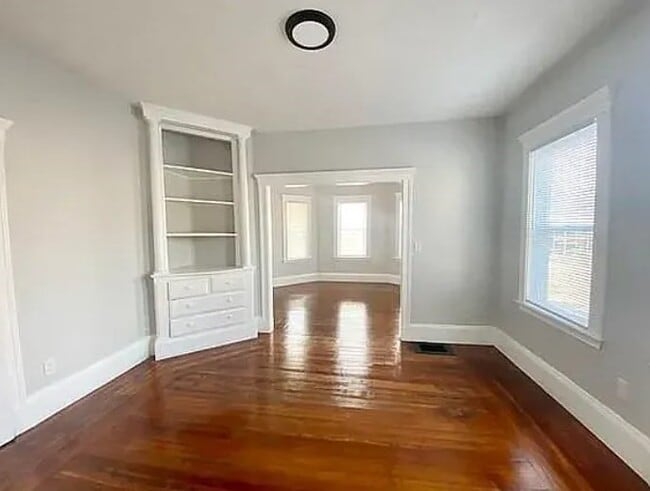 Building Photo - 110 Brook Rd Unit 1L