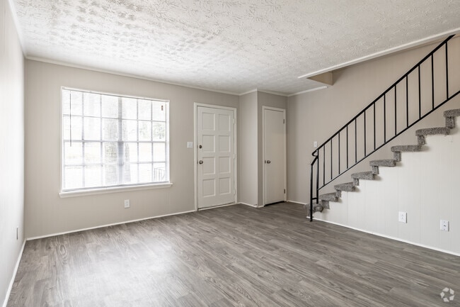2BR, 1.5BA - 1015SF