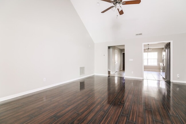 Photo - 553 Texanna Way