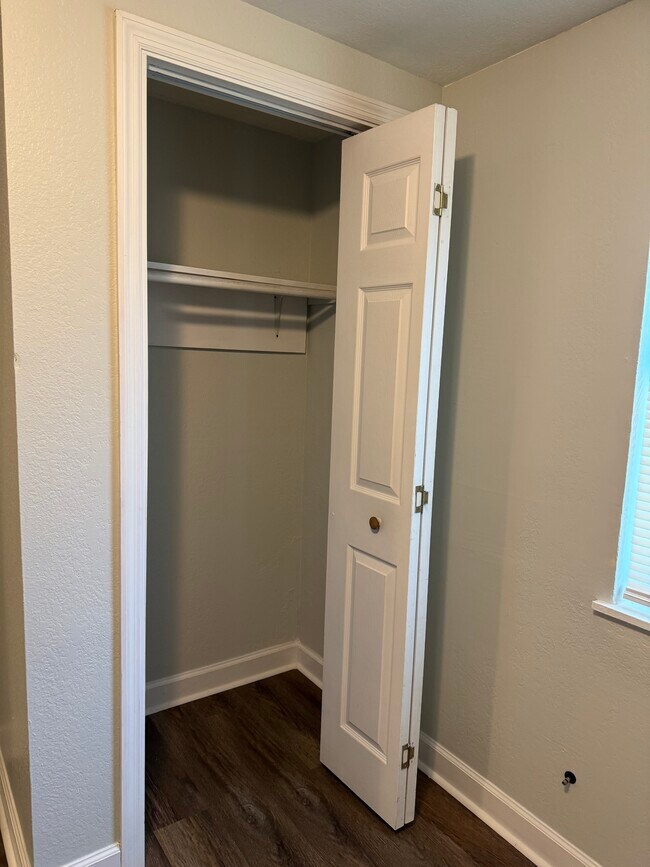 Armario - 505 Davis Ave Unidad C