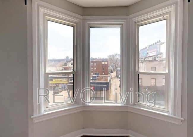 Photo - 477-477 King St E