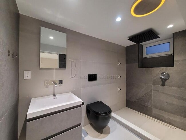 Building Photo - 3 bedroom in ASTORIA NY 11103 Unit 1