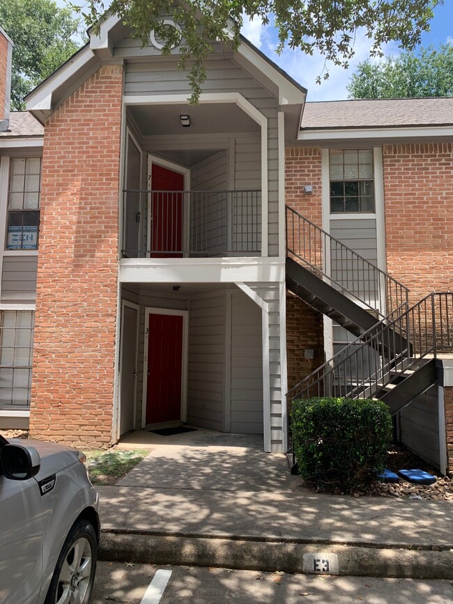 Building Photo - 2401 Sycamore Ave Unit E7