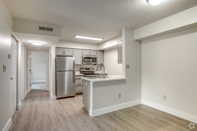 2BR, 1BA - 777SF