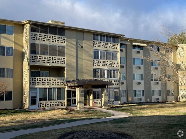 Building Photo - Spacious Top-Floor Condo in 55+ Community Unit 5D