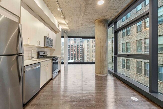 Building Photo - 707 S Clark St