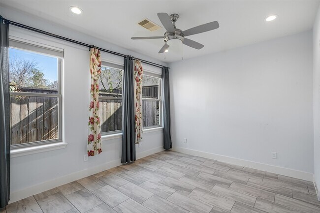 Photo - 2324 Camden Dr