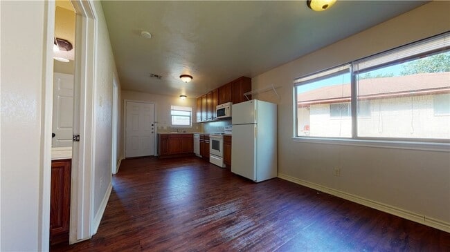 Photo - 1915 Pine Tree Dr Unit A