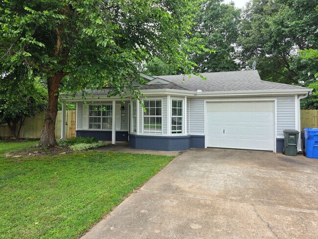 Photo - 3 Bedroom 2 Bath home in convenient location!