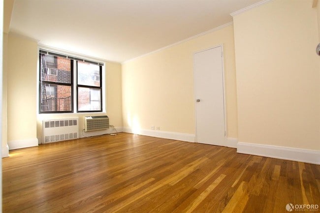 319 W 13th St