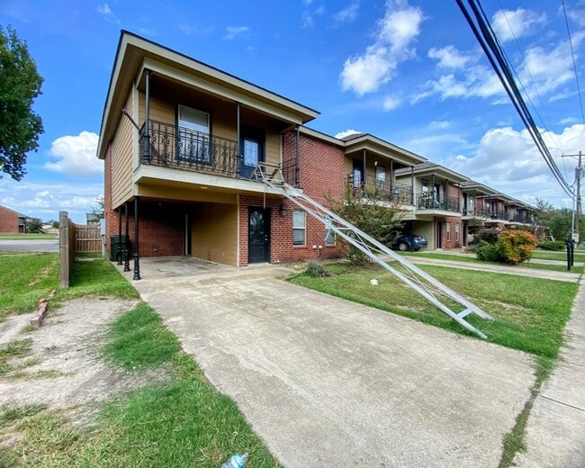 Photo - 2-Bed, 2.5-Bath Townhouse Near McNeese State University!! Unit 325 East Sale Road