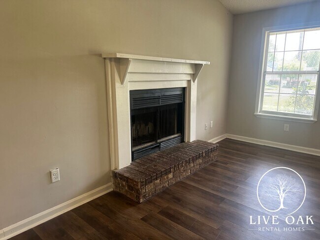 Photo - MOVE IN SPECIAL: $500 OFF 1ST MONTH'S RENT!**