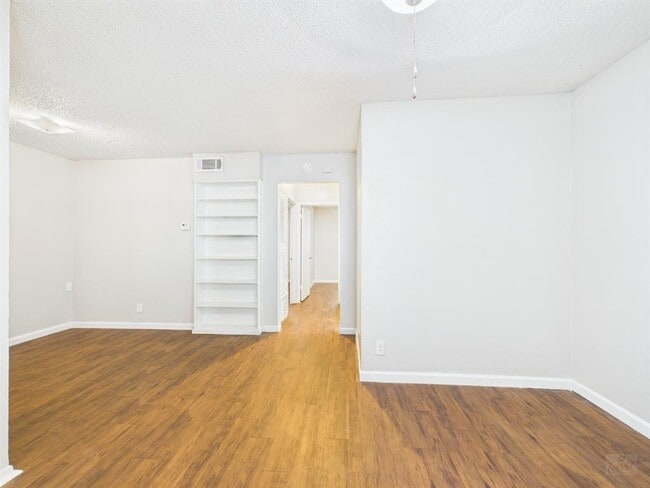 Building Photo - 2401 Manor Rd Unit 136 Rental