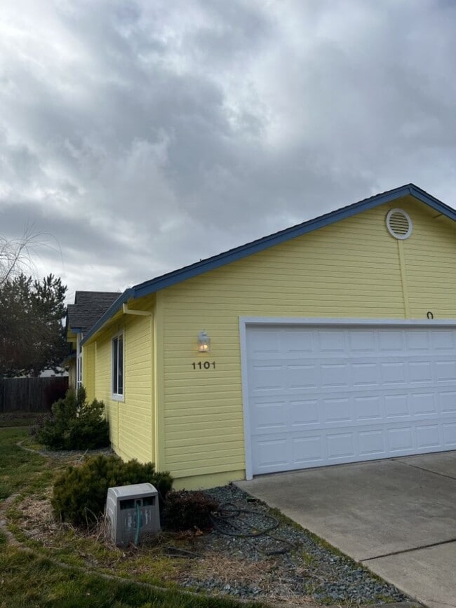 Photo - Spacious 3 Bed, 2 Bath Home on a Corner Lot in Southwest Medford