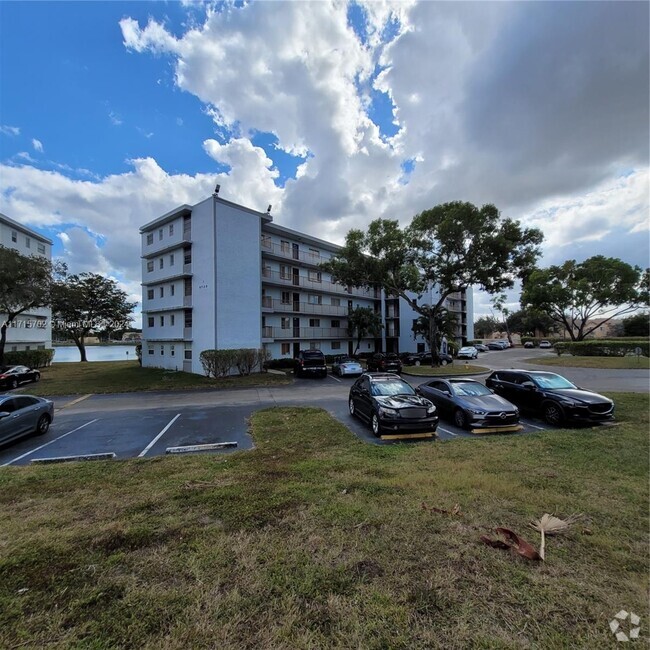 Building Photo - 8720 N Sherman Cir Unit 201 Rental